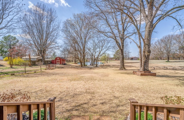 view of yard with an outbuilding