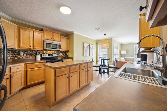 kitchen featuring visible vents, a sink, tasteful backsplash, stainless steel appliances, and light tile patterned flooring