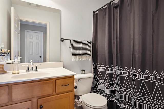 full bath featuring vanity, a shower with shower curtain, toilet, and visible vents