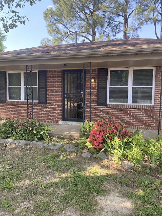 576 Monteagle Dr, Memphis, TN 38109 - doorway to property featuring brick siding