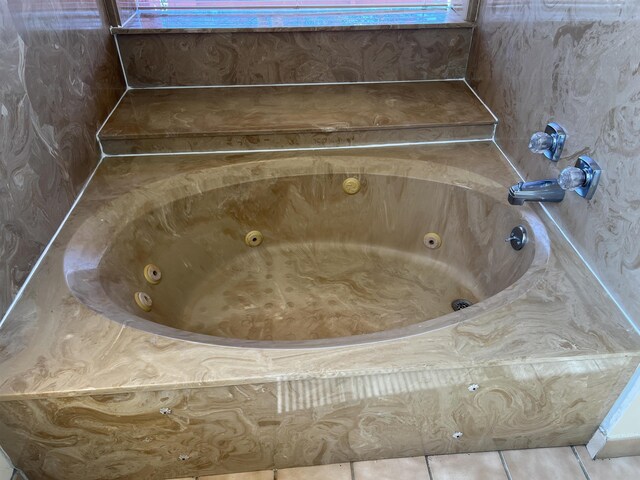 details with a tub with jets