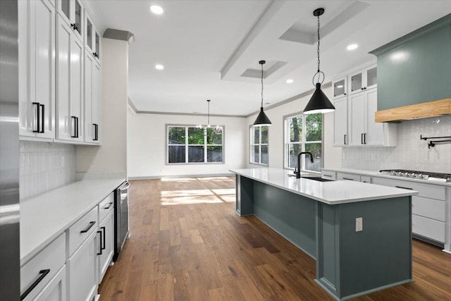 kitchen featuring dark wood-style floors, a sink, a center island with sink, recessed lighting, and backsplash
