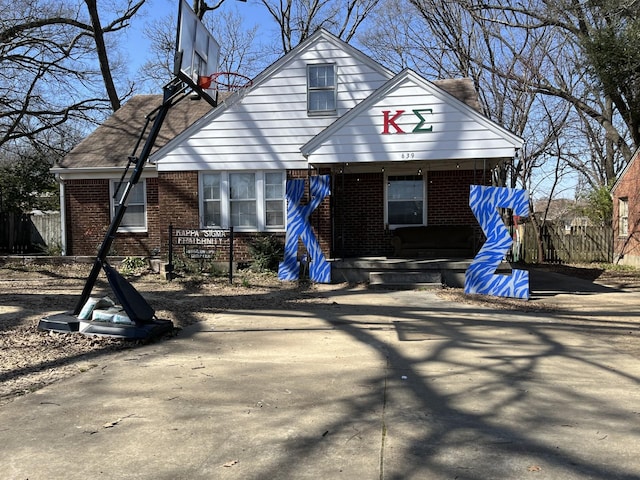 639 Houston St, Memphis, TN 38111 - bungalow-style home with brick siding and a porch
