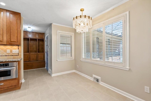 2060 Abergeldie Dr, Memphis, TN 38119 - kitchen featuring a notable chandelier, stainless steel oven, backsplash, baseboards, and visible vents