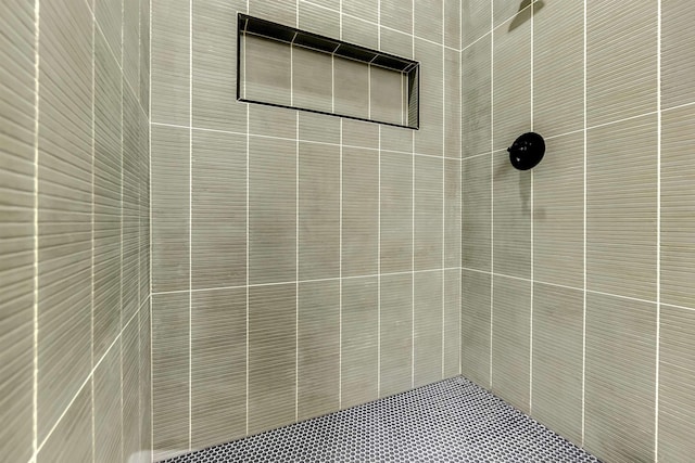 details featuring a tile shower