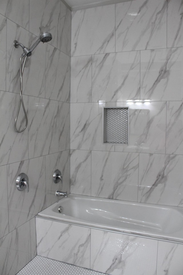 full bathroom with tiled shower / bath combo