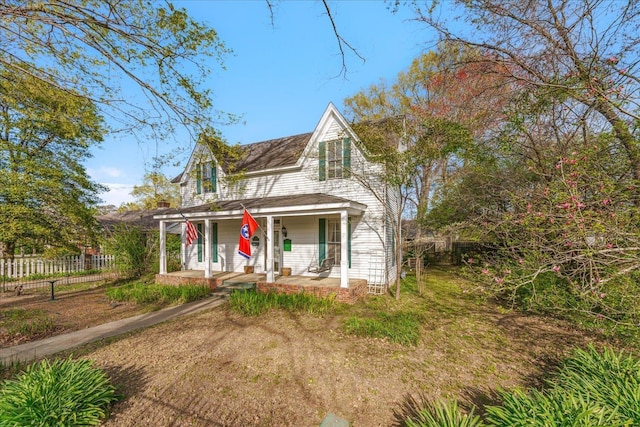view of front facade with covered porch and fence