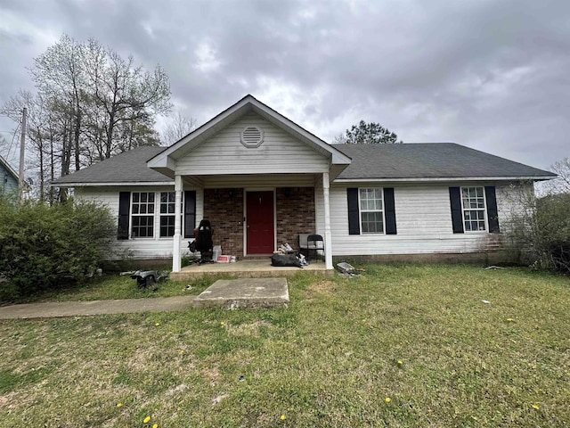 380 Summit Dr, Bolivar, TN 38008 - ranch-style house featuring a front yard and roof with shingles