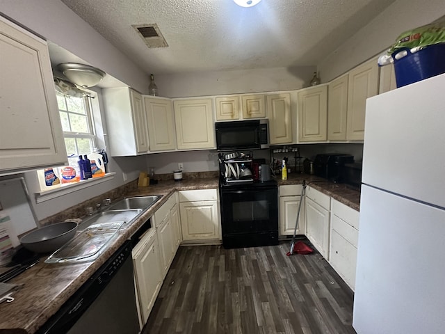 380 Summit Dr, Bolivar, TN 38008 - kitchen with a textured ceiling, dark wood-style floors, visible vents, dark countertops, and black appliances