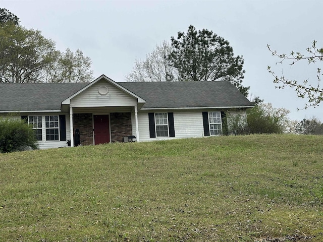 380 Summit Dr, Bolivar, TN 38008 - single story home with a front yard