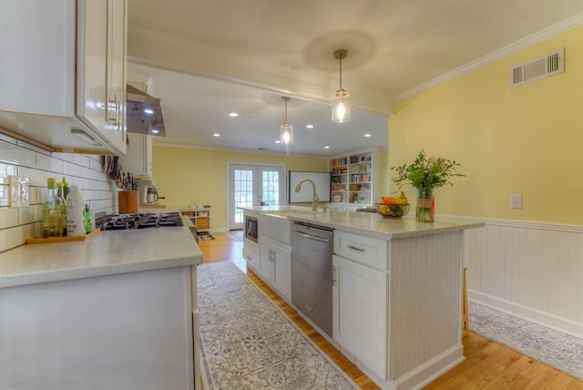26 N Ashlawn Dr, Memphis, TN 38112 - kitchen with a wainscoted wall, visible vents, crown molding, dishwasher, and light wood-type flooring