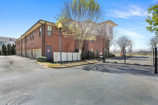 358 N Island Dr Unit 105, Memphis, TN 38103 - exterior space with a gated entry, a gate, curbs, and street lighting