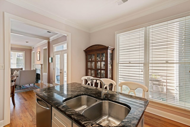 1005 River Currents Dr, Memphis, TN 38103 - kitchen with light wood-style flooring, dishwasher, a sink, and visible vents