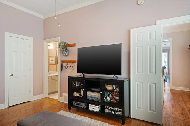 1005 River Currents Dr, Memphis, TN 38103 - interior space featuring baseboards, crown molding, connected bathroom, visible vents, and wood finished floors