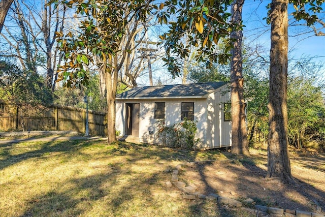 view of outdoor structure featuring fence and an outdoor structure
