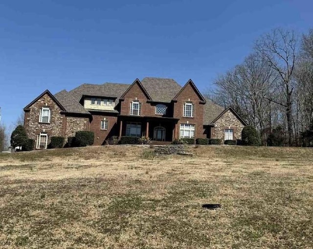 view of front of house featuring a front lawn