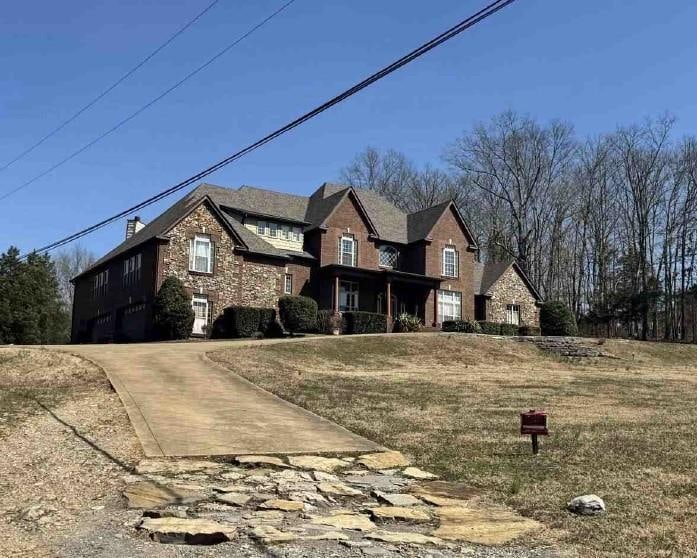 view of front of home featuring a front yard