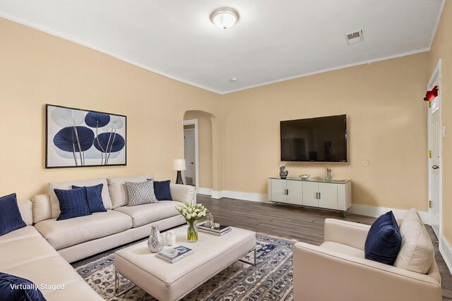 1072 Walk Rd, Memphis, TN 38109 - living area featuring arched walkways, ornamental molding, visible vents, wood finished floors, and baseboards