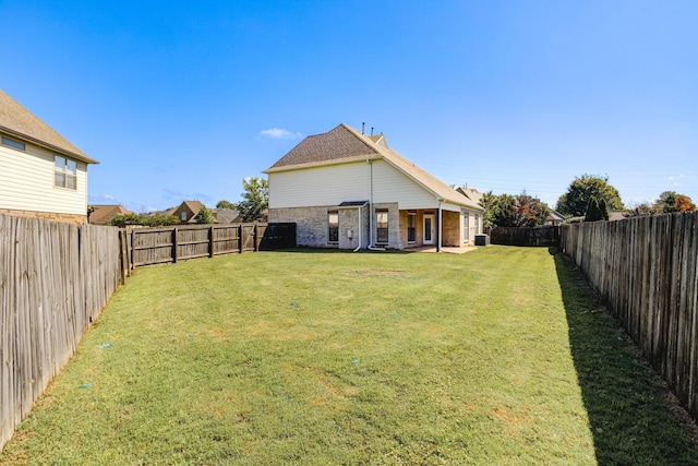 view of yard featuring a fenced backyard