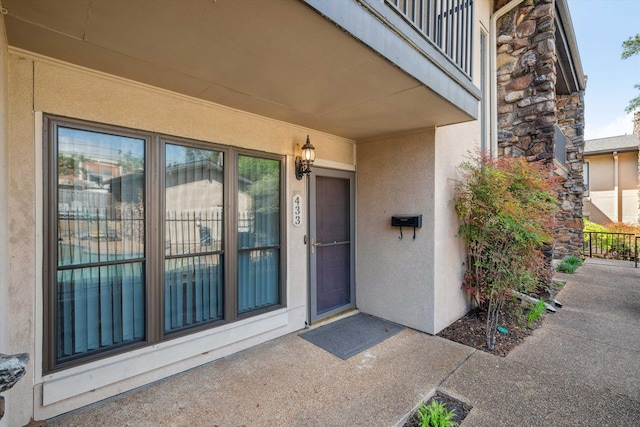 433 S Perkins Dr Unit 433, Memphis, TN 38117 - view of exterior entry with stucco siding