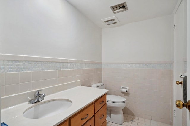 433 S Perkins Dr Unit 433, Memphis, TN 38117 - bathroom featuring toilet, visible vents, tile walls, and vanity