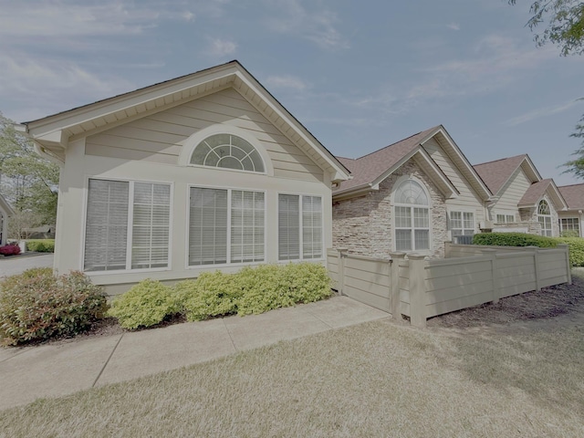 1655 W Southfield Cir, Memphis, TN 38016 - exterior space with stone siding and fence