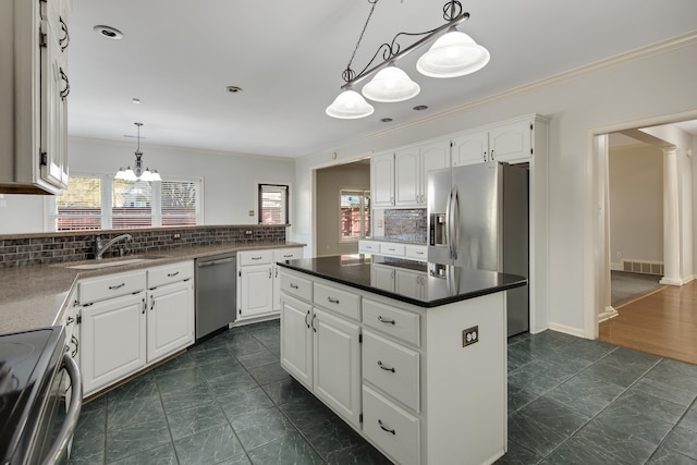 979 Welbeck Cv, Collierville, TN 38017 - kitchen with an inviting chandelier, a sink, a wealth of natural light, stainless steel appliances, and backsplash