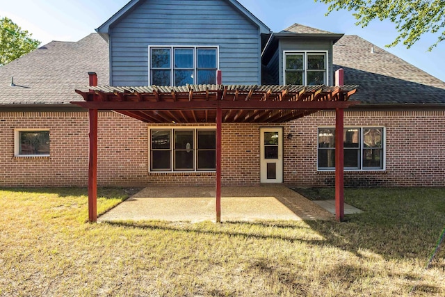 979 Welbeck Cv, Collierville, TN 38017 - rear view of property featuring a pergola, a yard, and a shingled roof