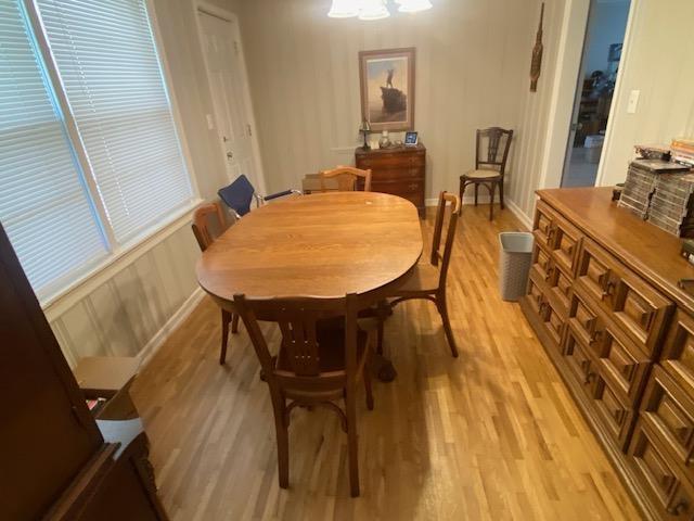 dining area with an inviting chandelier, light wood-type flooring, and baseboards