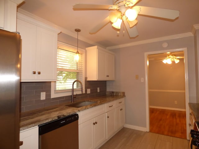 kitchen featuring freestanding refrigerator, decorative backsplash, dishwasher, a sink, and ceiling fan