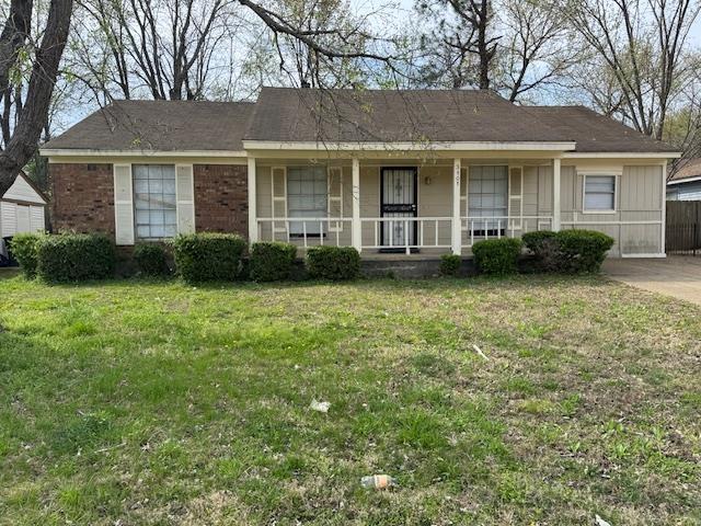 3401 Bradcrest Ave, Memphis, TN 38128 - ranch-style home featuring a porch and a front lawn