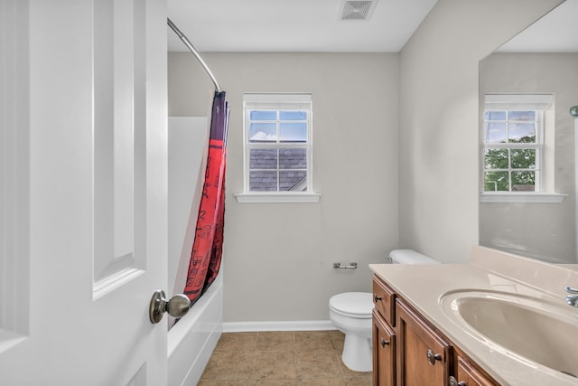full bathroom featuring toilet, baseboards, visible vents, shower / bath combo with shower curtain, and vanity