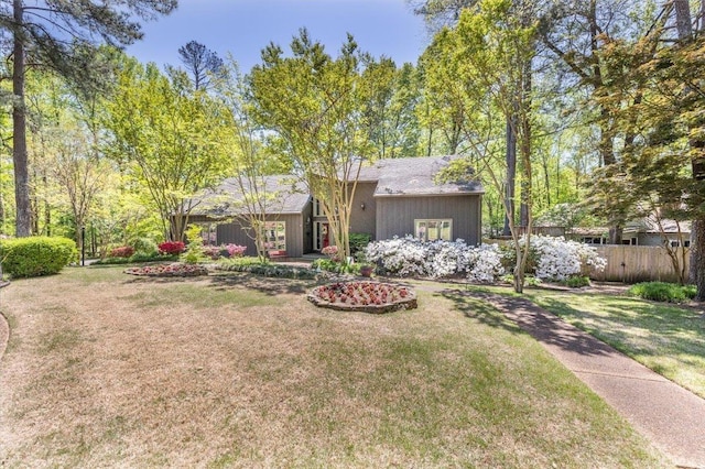 view of front of property featuring a front yard and fence