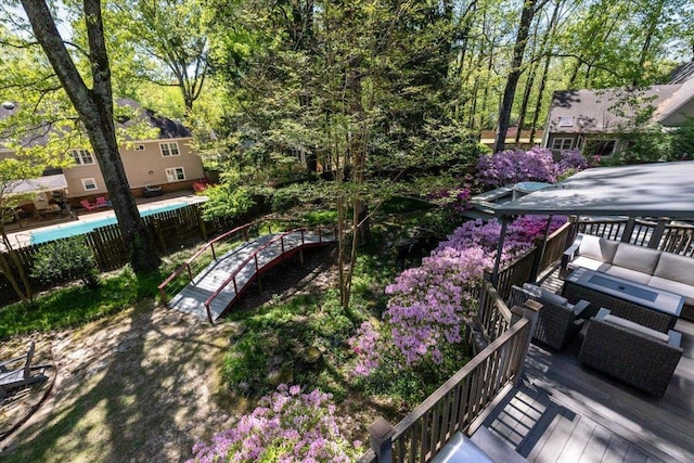 view of yard featuring outdoor lounge area