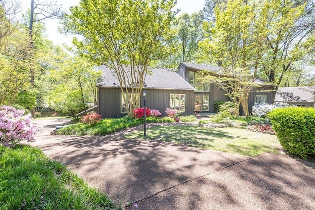 view of front of home with a front lawn