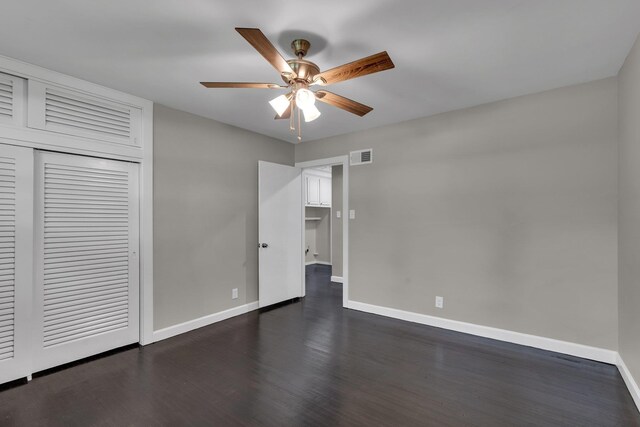 5188 Gwynne Rd, Memphis, TN 38117 - unfurnished bedroom featuring dark wood-style flooring, baseboards, visible vents, a ceiling fan, and a closet