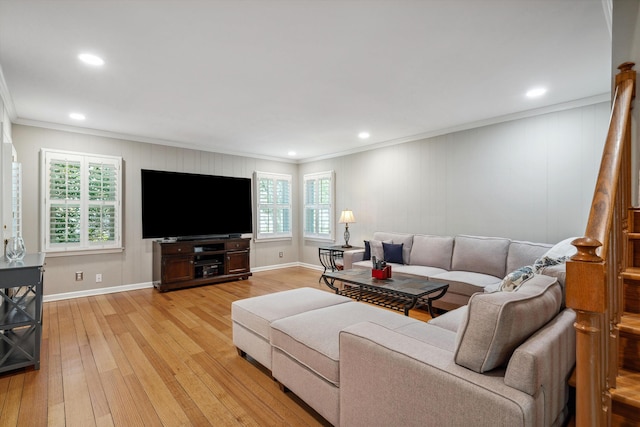 living room with baseboards, crown molding, light wood-style floors, and recessed lighting