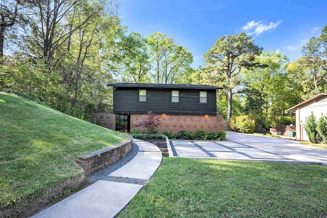 5657 Walnut Grove Rd, Memphis, TN 38120 - view of front of property featuring brick siding, a front yard, and fence