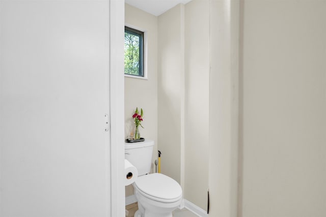 5657 Walnut Grove Rd, Memphis, TN 38120 - bathroom featuring toilet and baseboards
