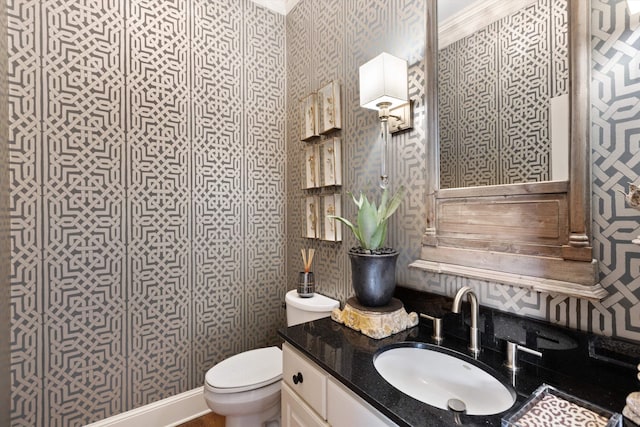 6465 Wynfrey Pl, Memphis, TN 38120 - bathroom with toilet, crown molding, and wallpapered walls