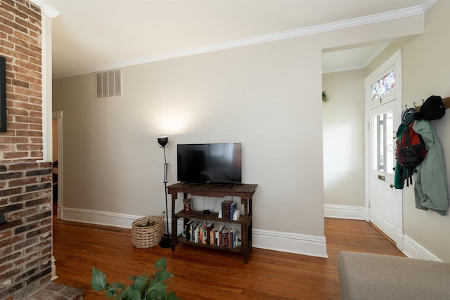 544 Summitt St, Memphis, TN 38104 - living room featuring hardwood / wood-style flooring, baseboards, ornamental molding, and visible vents