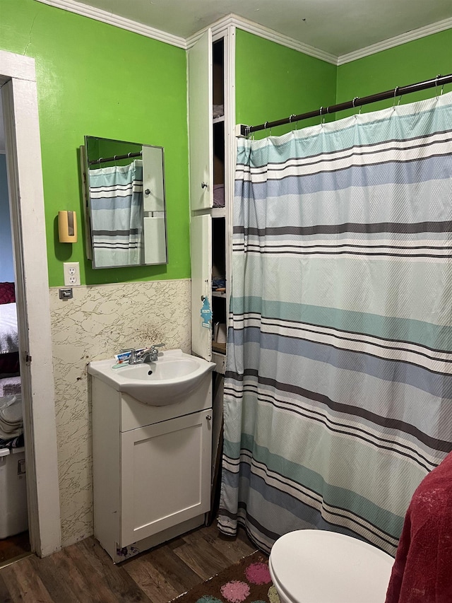 full bath featuring crown molding, wood finished floors, vanity, a shower with curtain, and toilet