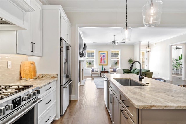 428 Catawba Valley Dr, Collierville, TN 38017 - kitchen featuring premium appliances, a ceiling fan, a sink, a center island with sink, and open floor plan