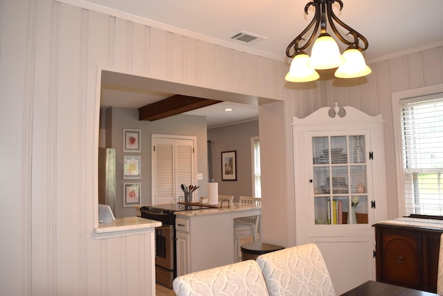 dining room featuring visible vents and ornamental molding