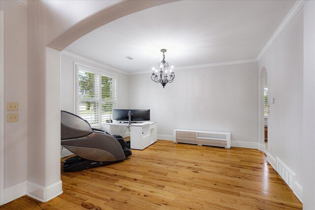 sitting room featuring arched walkways, an inviting chandelier, light wood finished floors, visible vents, and crown molding