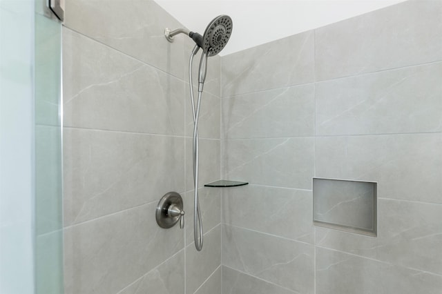 details featuring tiled shower
