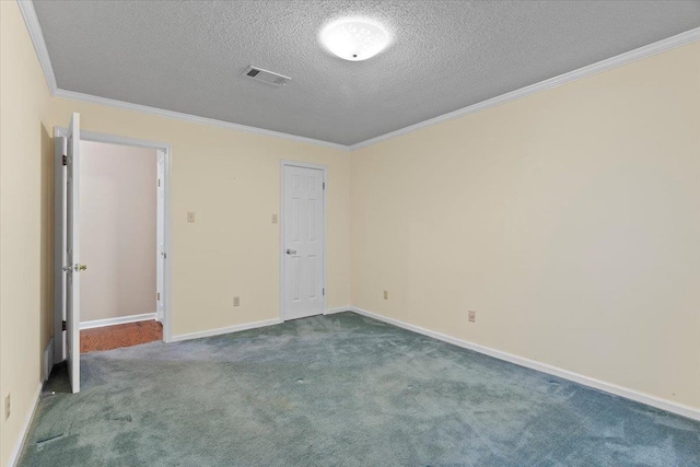 carpeted spare room featuring a textured ceiling, visible vents, ornamental molding, and baseboards