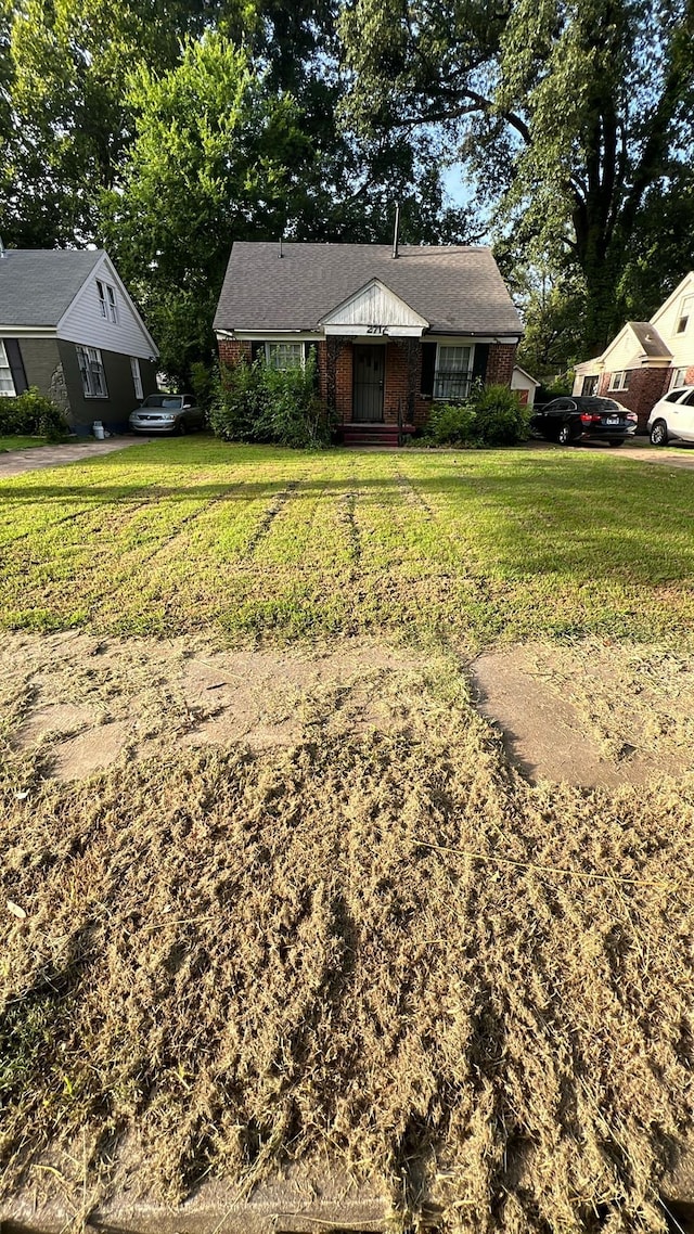 view of front of property featuring a front lawn