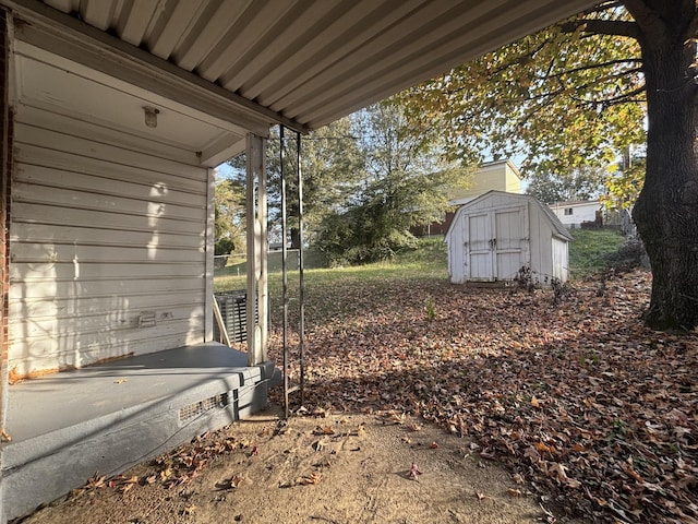 view of yard featuring an outdoor structure and a shed