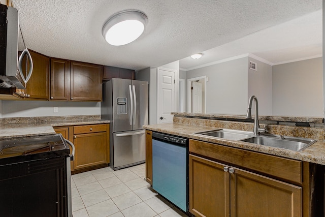 kitchen featuring visible vents, a sink, ornamental molding, stainless steel appliances, and light tile patterned flooring